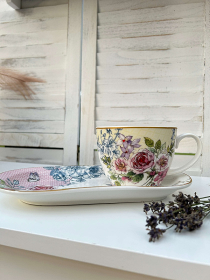 Porcelanowa filiżanka z tacką spodkiem w kwiaty MOTYL różowy - 445ml