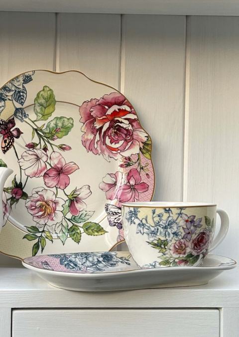 Porcelanowa filiżanka z tacką spodkiem w kwiaty MOTYL różowy - 445ml