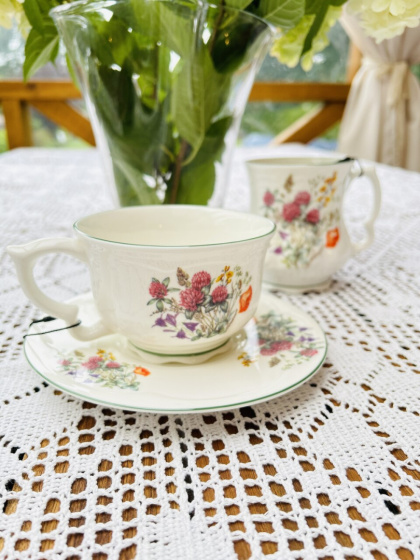 Porcelanowa filiżanka ze spodkiem Babuni KONICZYNA - Bone China - 340ml