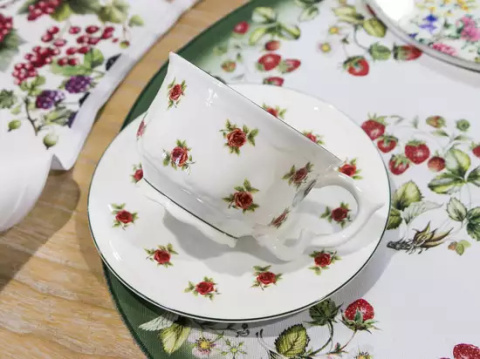 Filiżanka ze spodkiem Babuni Róże - porcelana Bone China