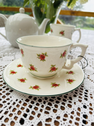 Porcelanowa filiżanka ze spodkiem Babuni RÓŻE - Bone China - 340ml