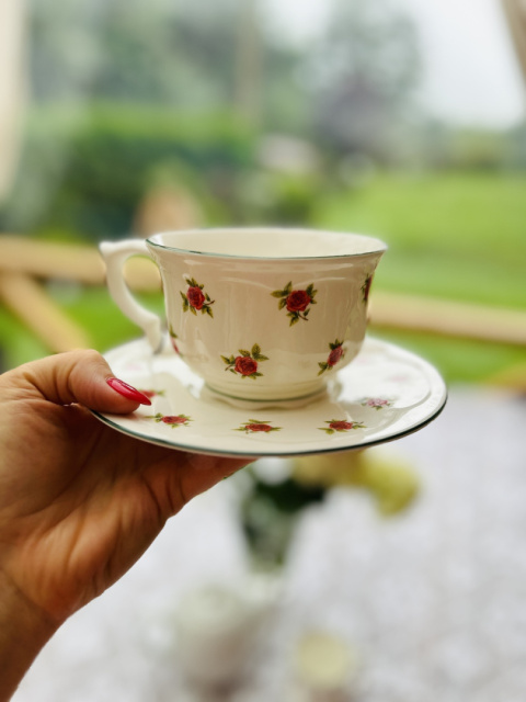 Porcelanowa filiżanka ze spodkiem Babuni RÓŻE - Bone China - 340ml